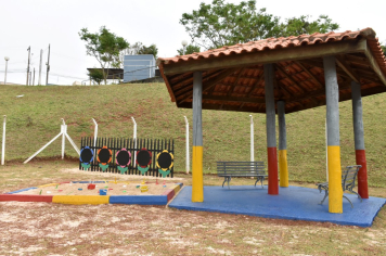 Foto - Escola municipal de educação infantil recebe novo espaço lúdico e parquinho infantil