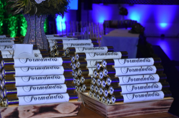 Foto - Formatura de encerramento dos 9º anos do ensino fundamental II e EMEJA dia 13 de dezembro de 2024