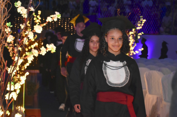 Foto - Formatura de encerramento dos 9º anos do ensino fundamental II e EMEJA dia 13 de dezembro de 2024