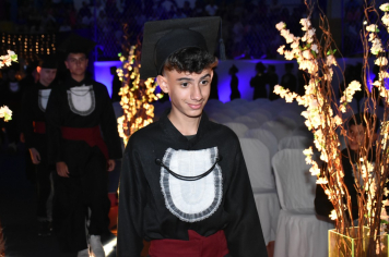 Foto - Formatura de encerramento dos 9º anos do ensino fundamental II e EMEJA dia 13 de dezembro de 2024