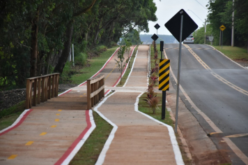 Foto - Prefeitura entrega primeira ciclovia rural as margens da Avenida Odilon Cassetari, que liga a Rodovia Gastão Dal Farra.