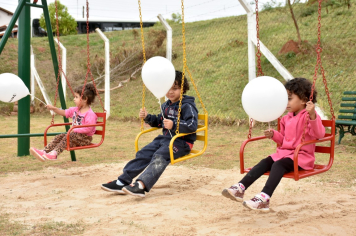 Foto - Escola municipal de educação infantil recebe novo espaço lúdico e parquinho infantil