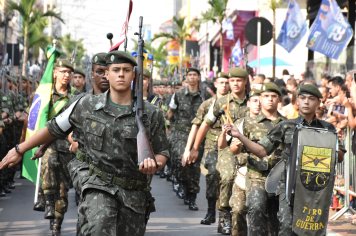 Desfile em co...