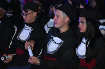 Foto - Formatura de encerramento dos 9º anos do ensino fundamental II e EMEJA dia 13 de dezembro de 2024