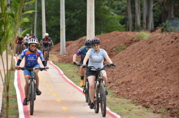 Foto - Prefeitura entrega primeira ciclovia rural as margens da Avenida Odilon Cassetari, que liga a Rodovia Gastão Dal Farra.
