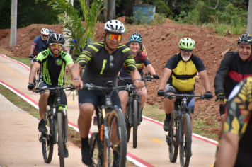 Foto - Prefeitura entrega primeira ciclovia rural as margens da Avenida Odilon Cassetari, que liga a Rodovia Gastão Dal Farra.