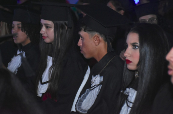 Foto - Formatura de encerramento dos 9º anos do ensino fundamental II e EMEJA dia 13 de dezembro de 2024