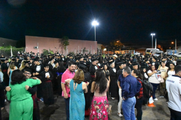 Foto - Formatura de encerramento dos 9º anos do ensino fundamental II e EMEJA dia 13 de dezembro de 2024