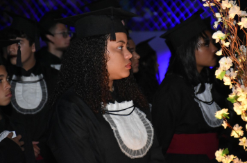 Foto - Formatura de encerramento dos 9º anos do ensino fundamental II e EMEJA dia 13 de dezembro de 2024