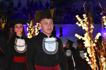 Foto - Formatura de encerramento dos 9º anos do ensino fundamental II e EMEJA dia 13 de dezembro de 2024