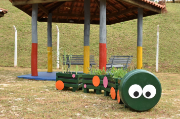 Foto - Escola municipal de educação infantil recebe novo espaço lúdico e parquinho infantil