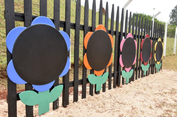 Foto - Escola municipal de educação infantil recebe novo espaço lúdico e parquinho infantil