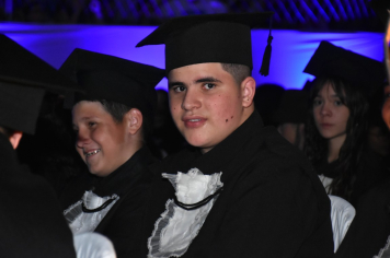 Foto - Formatura de encerramento dos 9º anos do ensino fundamental II e EMEJA dia 13 de dezembro de 2024