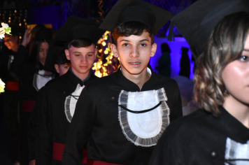 Foto - Formatura de encerramento dos 9º anos do ensino fundamental II e EMEJA dia 13 de dezembro de 2024