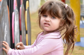 Foto - Escola municipal de educação infantil recebe novo espaço lúdico e parquinho infantil