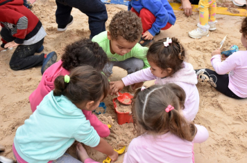 Foto - Escola municipal de educação infantil recebe novo espaço lúdico e parquinho infantil