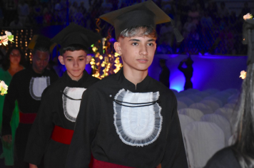 Foto - Formatura de encerramento dos 9º anos do ensino fundamental II e EMEJA dia 13 de dezembro de 2024