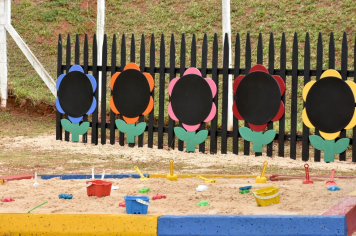 Foto - Escola municipal de educação infantil recebe novo espaço lúdico e parquinho infantil