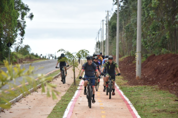 Foto - Prefeitura entrega primeira ciclovia rural as margens da Avenida Odilon Cassetari, que liga a Rodovia Gastão Dal Farra.