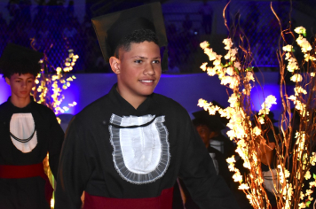 Foto - Formatura de encerramento dos 9º anos do ensino fundamental II e EMEJA dia 13 de dezembro de 2024