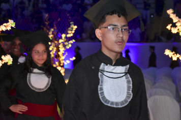 Foto - Formatura de encerramento dos 9º anos do ensino fundamental II e EMEJA dia 13 de dezembro de 2024