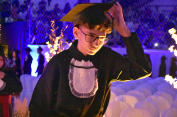 Foto - Formatura de encerramento dos 9º anos do ensino fundamental II e EMEJA dia 13 de dezembro de 2024