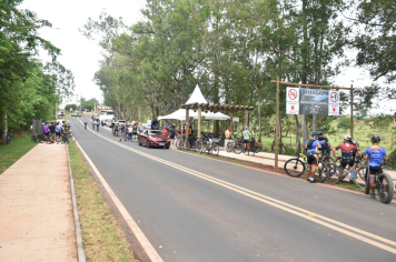 Foto - Prefeitura entrega primeira ciclovia rural as margens da Avenida Odilon Cassetari, que liga a Rodovia Gastão Dal Farra.