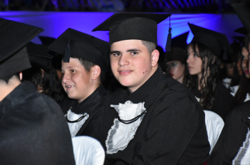 Foto - Formatura de encerramento dos 9º anos do ensino fundamental II e EMEJA dia 13 de dezembro de 2024