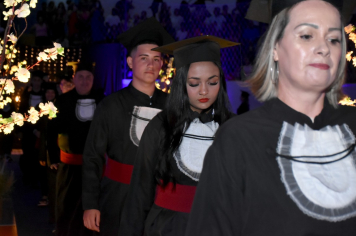 Foto - Formatura de encerramento dos 9º anos do ensino fundamental II e EMEJA dia 13 de dezembro de 2024
