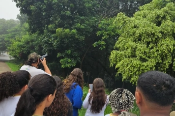 Emefi Profª Maria Jacomino Vendito recebe o grupo Passarinhando da Unesp para observar aves no Jardim Itamaraty e discutir Ciência Cidadã
