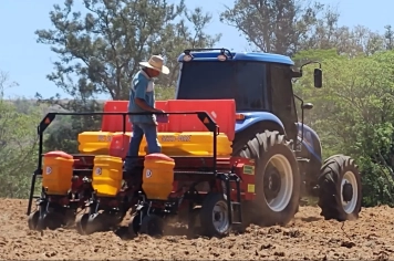 Período de chuvas inicia preparação das áreas para o plantio de milho em Botucatu