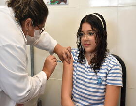 Saúde reforça a importância da vacinação contra a dengue em adolescentes