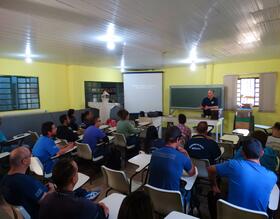 Vigilância promove capacitação sobre manejo seguro de abelhas