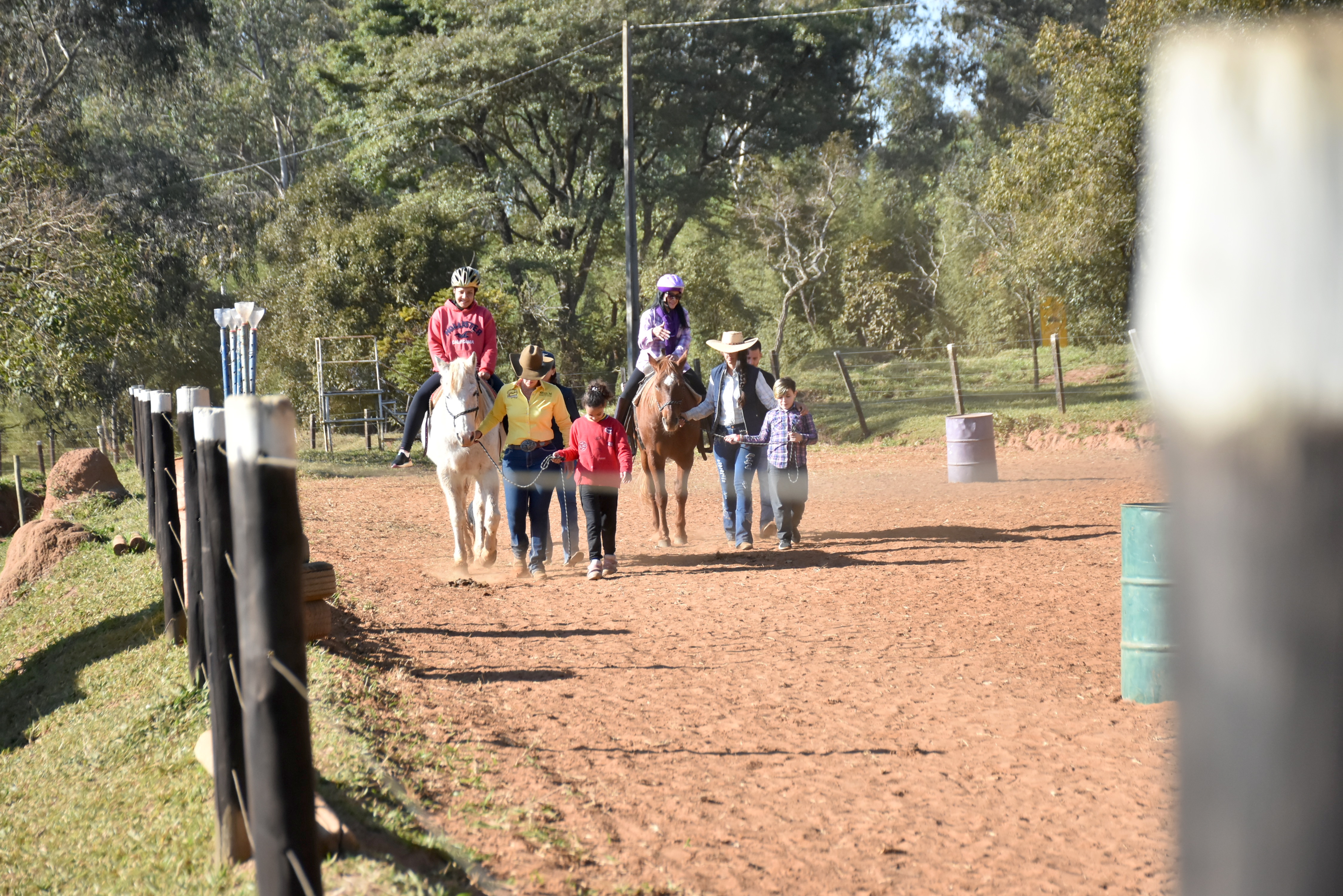 Alunos da Rede Municipal de Ensino reiniciam atividades no Projeto de Equoterapia