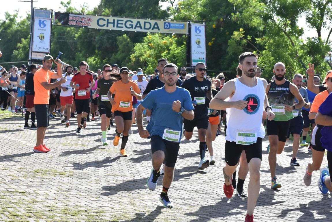 6ª Corrida e Caminhada Educação Solidária arrecadou cerca de 500 litros de leite para causas sociais do Município