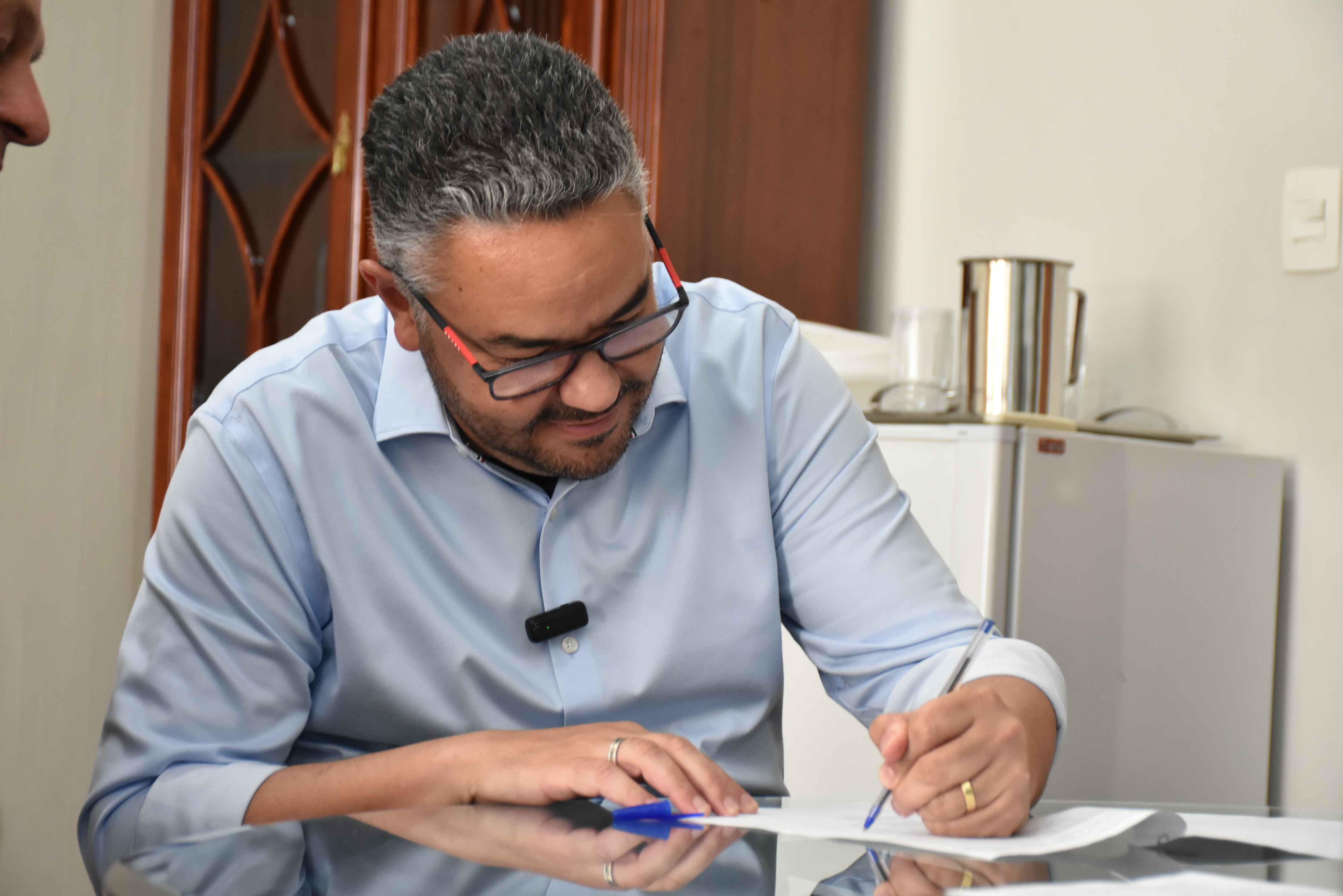 Prefeito Fábio Leite assina decreto que regulamenta realização de eventos e festas