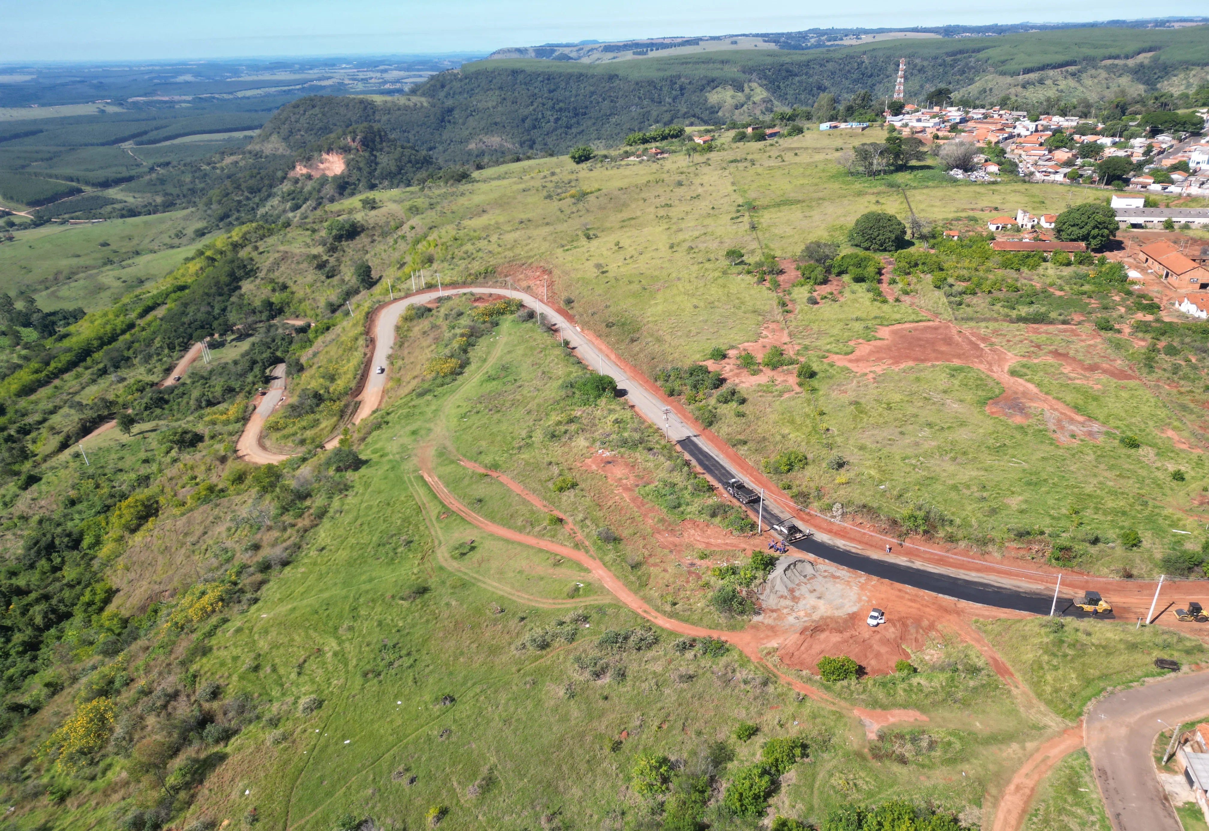 Botucatu avança na mobilidade rural com asfaltamento do Pátio 8 