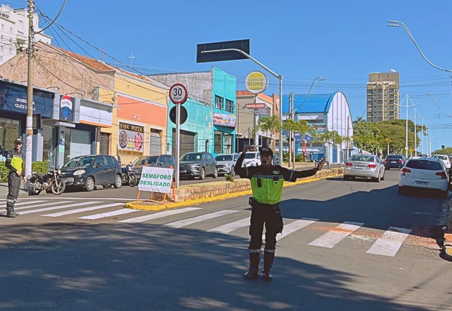 Semutran realiza manutenção de semáforo na Avenida Santana