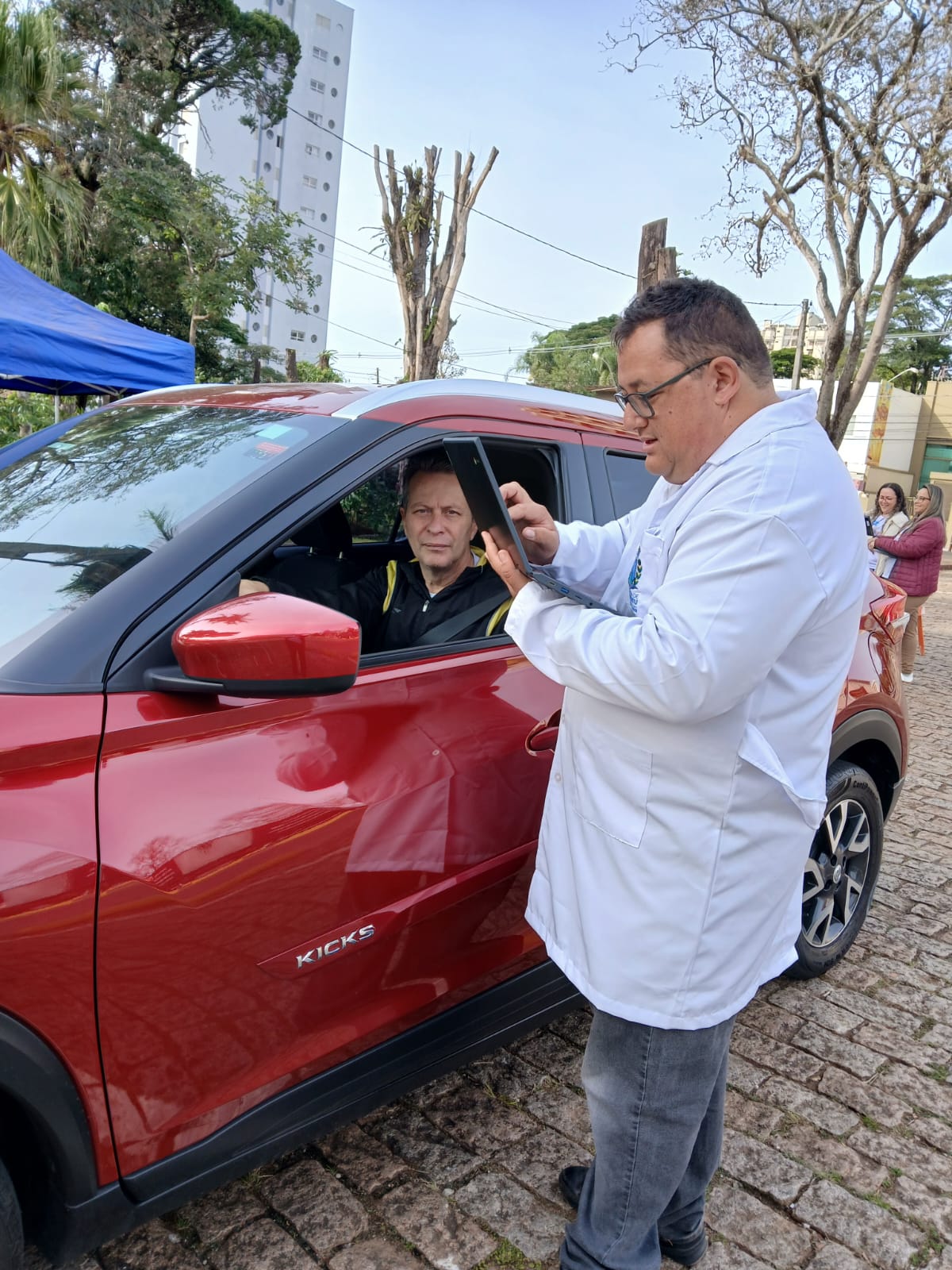 Drive-thru da Saúde imuniza mais de 300 pessoas no fim de semana