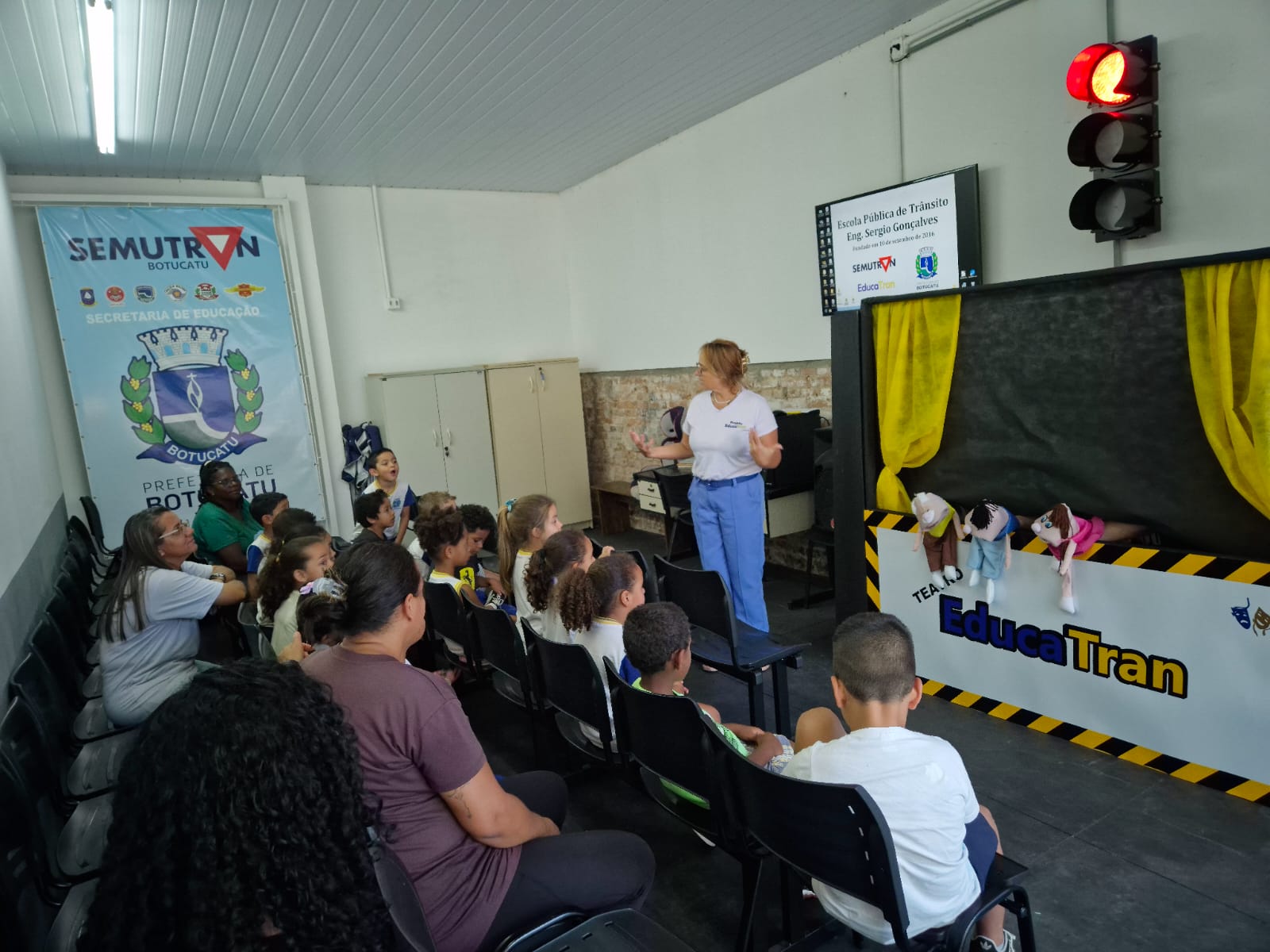 Projeto EducaTran inicia atividades com teatro de fantoches